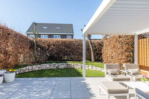 Foto - Te koop: In een rustige en kindvriendelijke woonomgeving staat deze moderne geschakelde twee-onder-een-kapwoning (bouwjaar 2011) met aangebouwde stenen garage, stijlvolle overkapping, vier slaapkamers, twee...